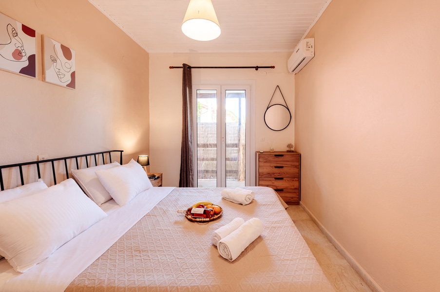 Ferienhaus Alexandros B -  Erstes Schlafzimmer