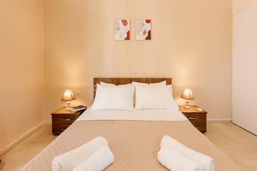 Ferienhaus Alexandros A - Erstes Schlafzimmer mit Doppelbett