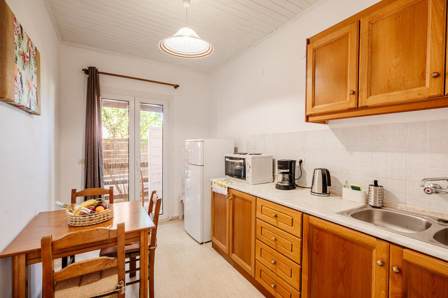 Ferienhaus Alexandros A - Kuche mit Essbereich