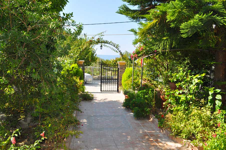 Korfu-Ferienappartements-Eingang-Sophia