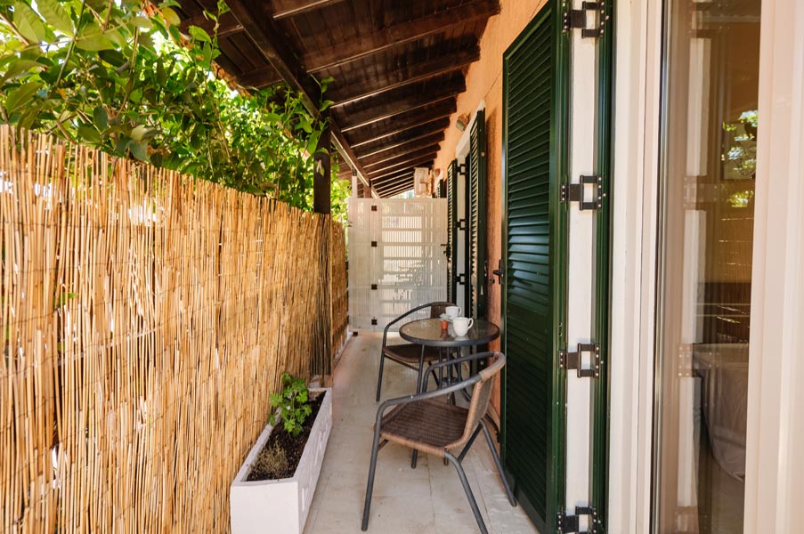 Ferienhaus Alexandros B - Veranda vor den beiden Schlafzimmern